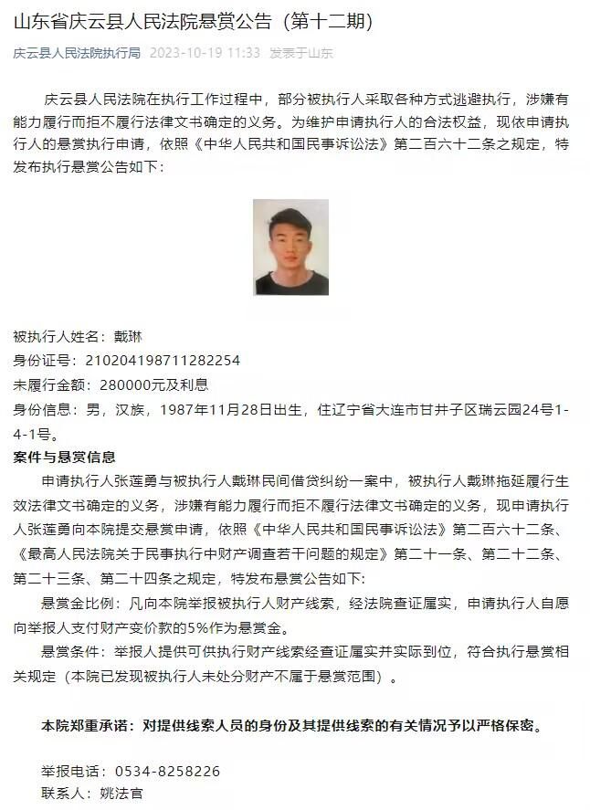 电影《安魂》曝光的海报上半部分温暖明亮，而下半部分则是一众演员带有沉重的表情，飘摇的雨伞更是预示着人物悲伤的命运